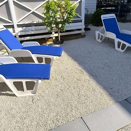 Comfortable With Pool بولا